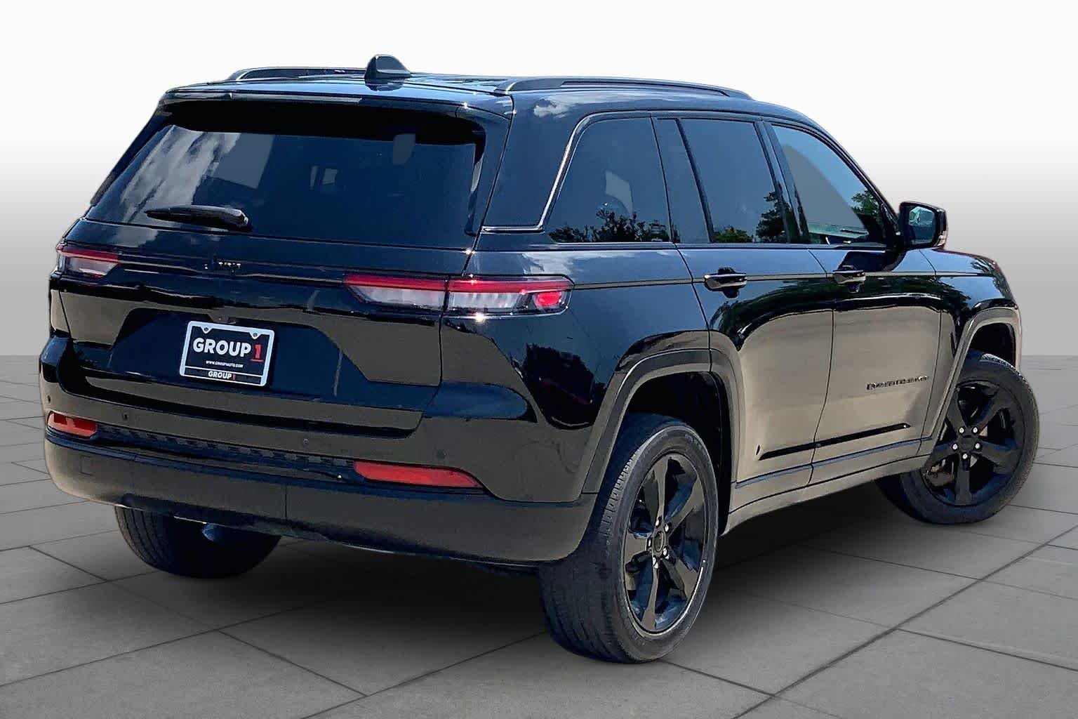 Used 2023 Diamond Black Crystal Pearlcoat Jeep Altitude image 12