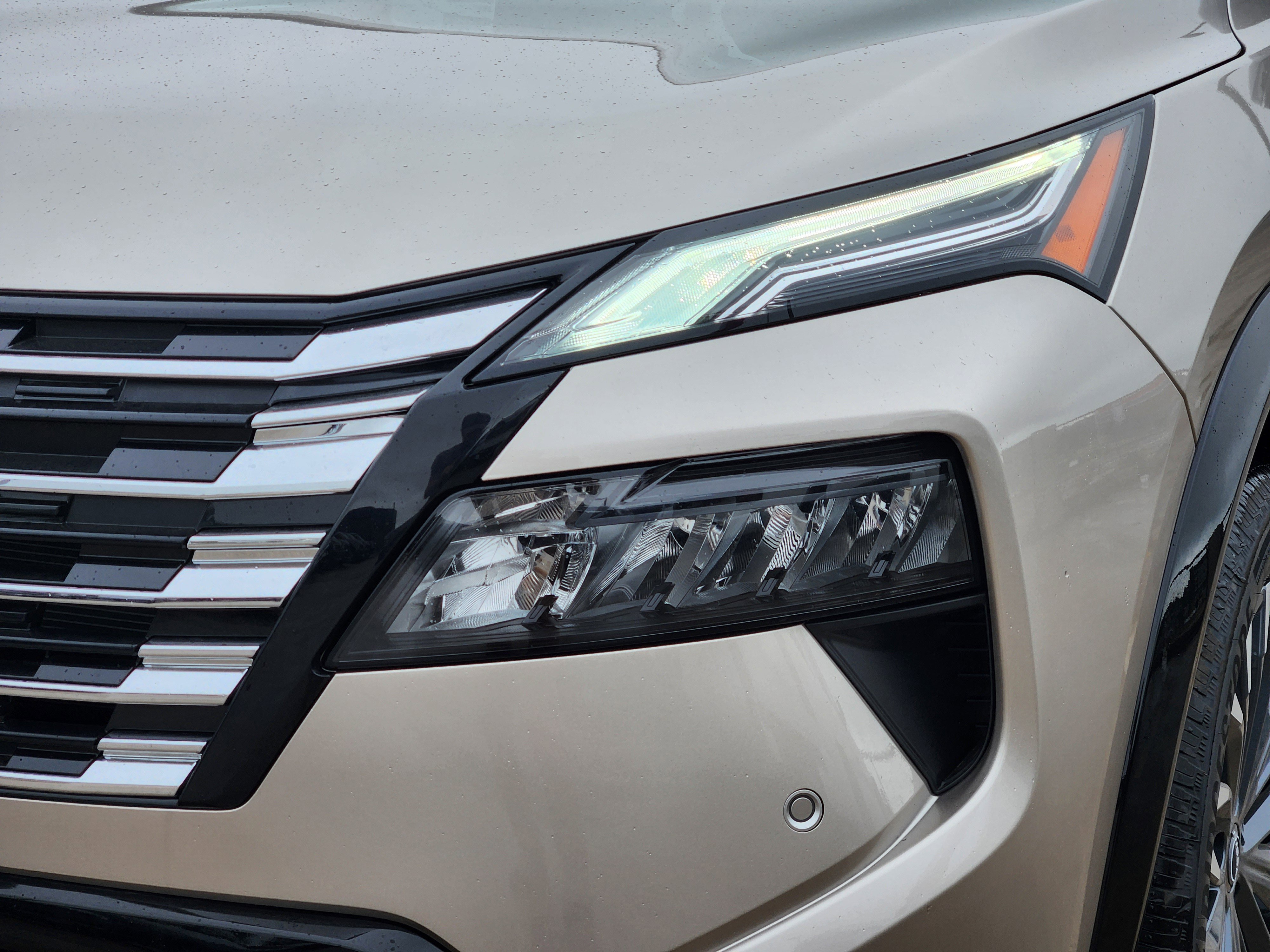 New 2026 Champagne Silver Metallic / Super Black Two-tone Nissan Platinum image 8