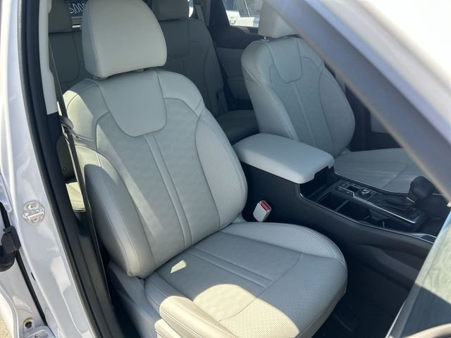 Used 2026 White Kia X-Line EX image 32