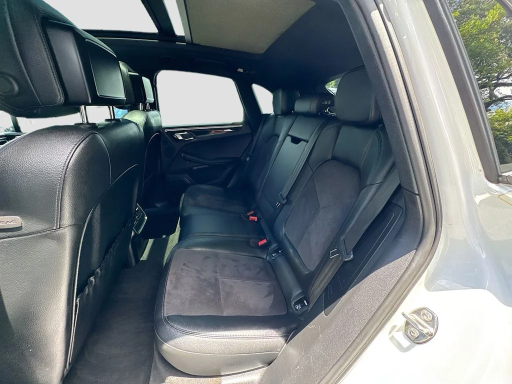 Used 2018  Porsche  image 25