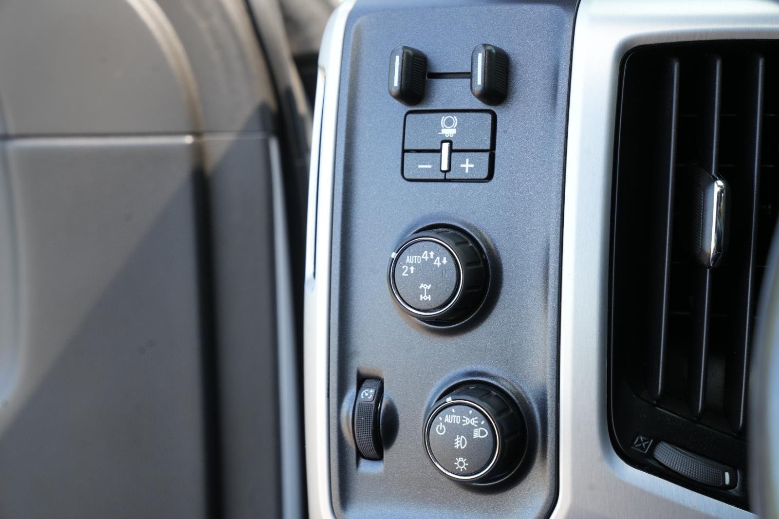 Used 2018 WHITE FROST TRICOAT GMC SLT image 27