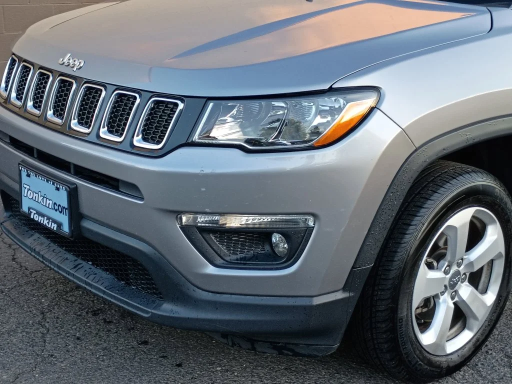 Used 2018 Billet Silver Metallic Clearcoat Jeep Latitude image 11