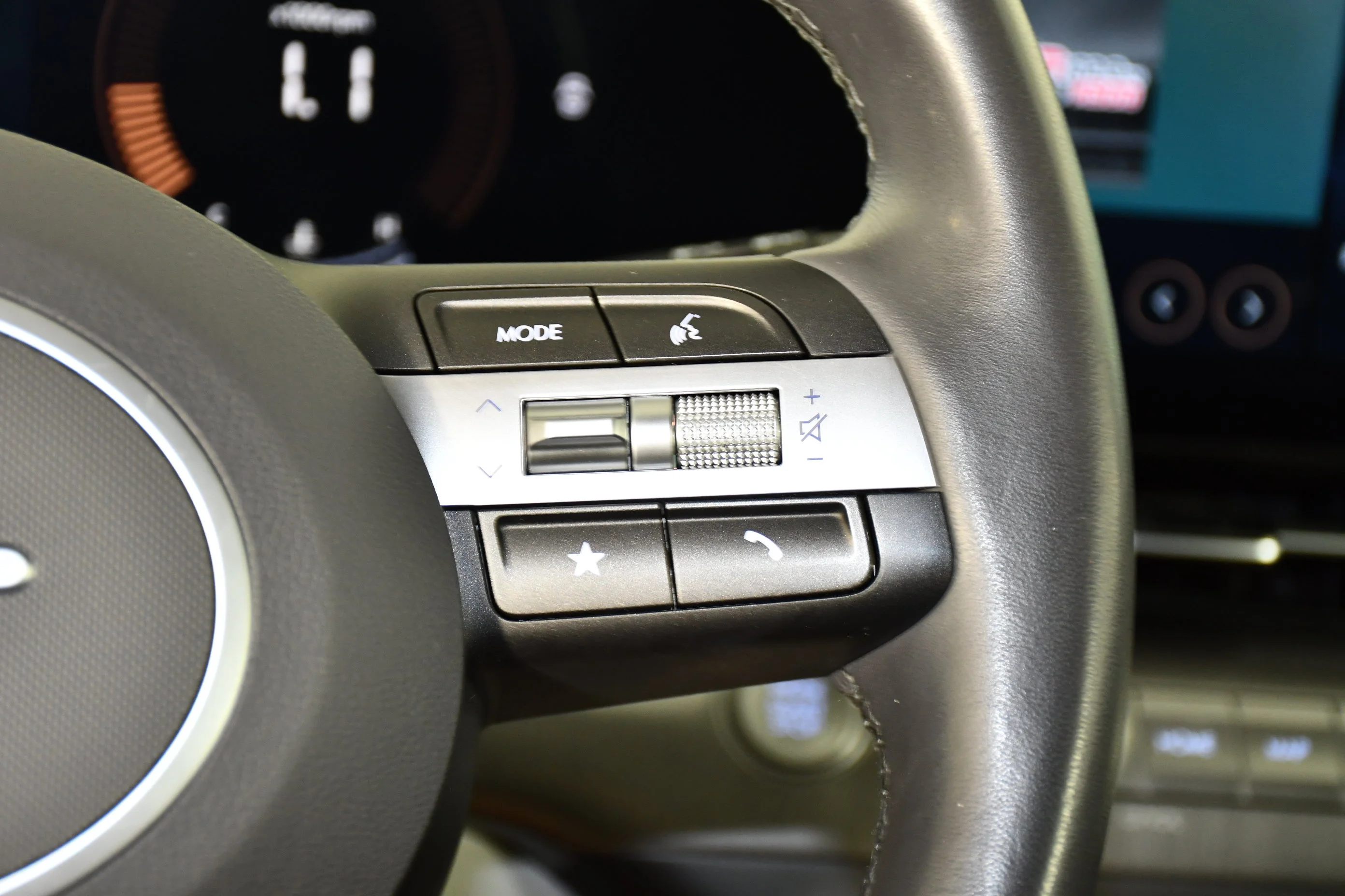 Used 2025 Abyss Black Pearl Hyundai SEL image 22