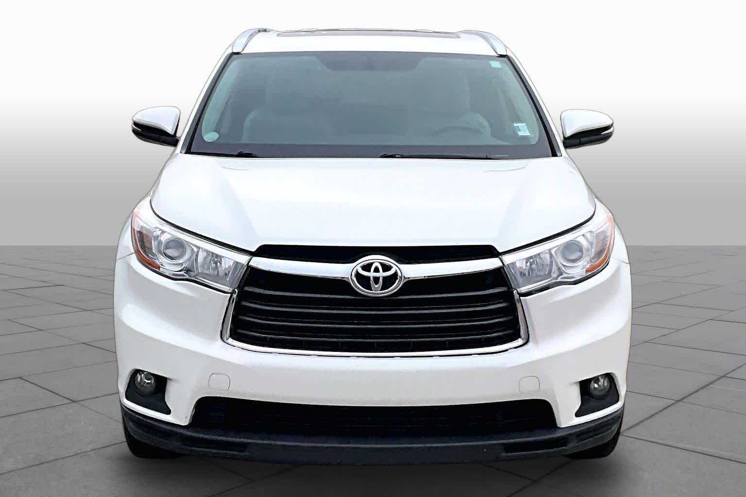 Used 2015 Blizzard Pearl Toyota XLE image 3