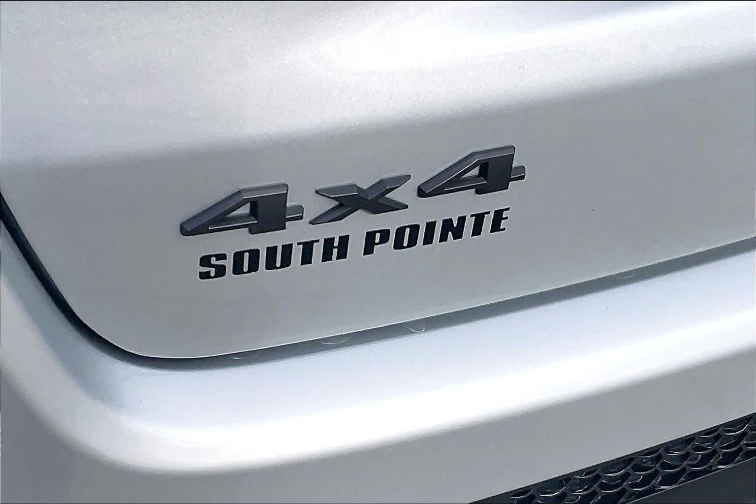 New 2026 Silver Zynith Metallic Clear-Coat Exterior Paint Jeep Latitude image 15