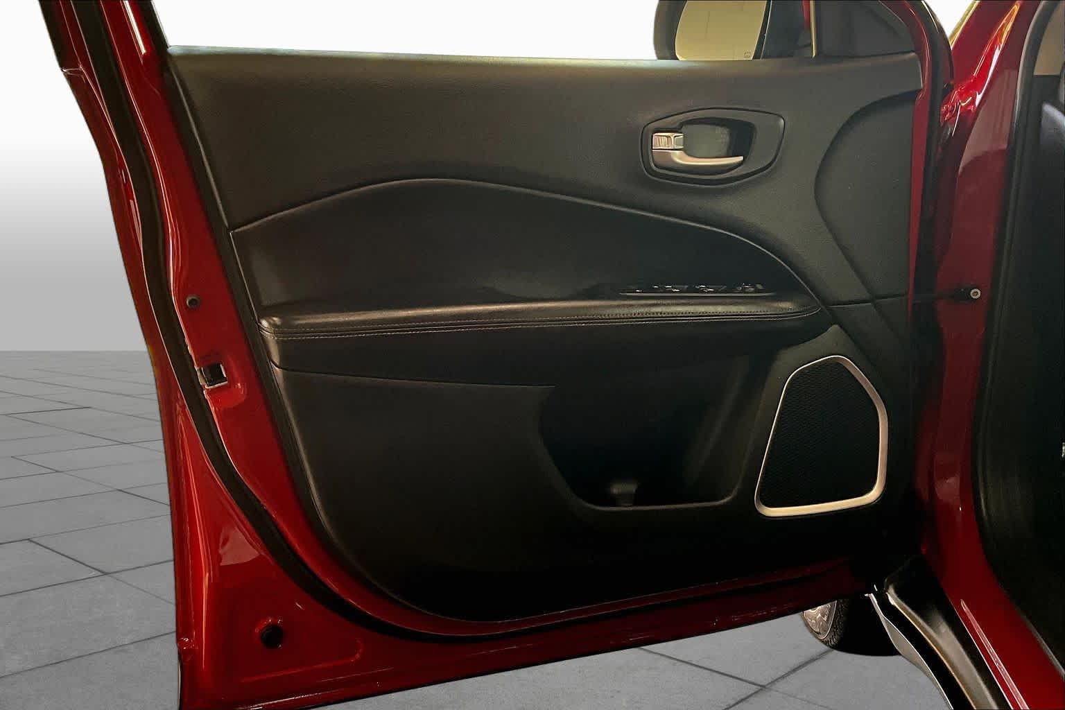 Used 2018 Redline Pearlcoat Jeep Latitude image 22