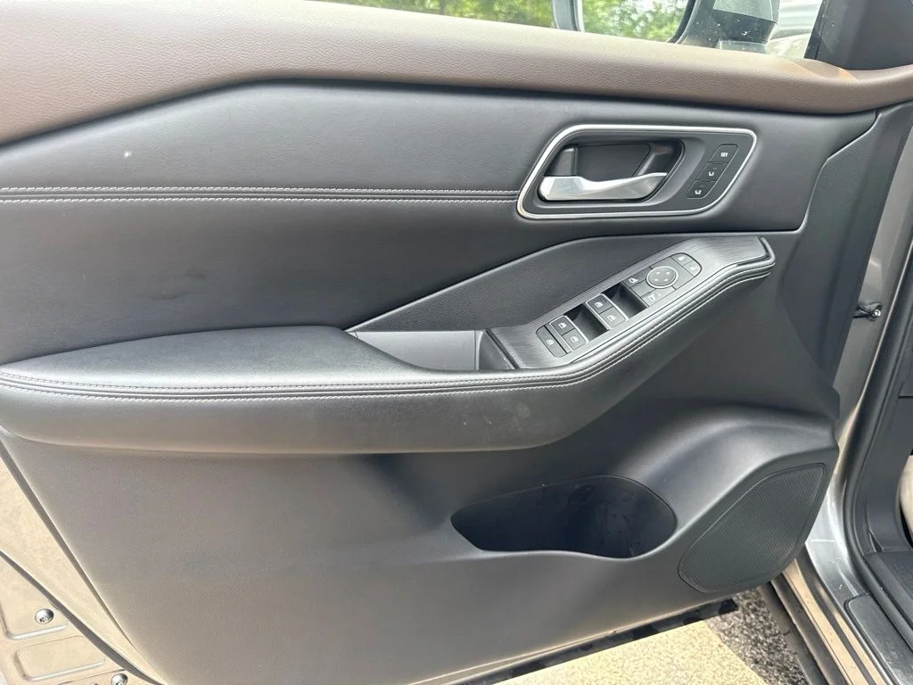 Used 2021 Gray Nissan Platinum image 21