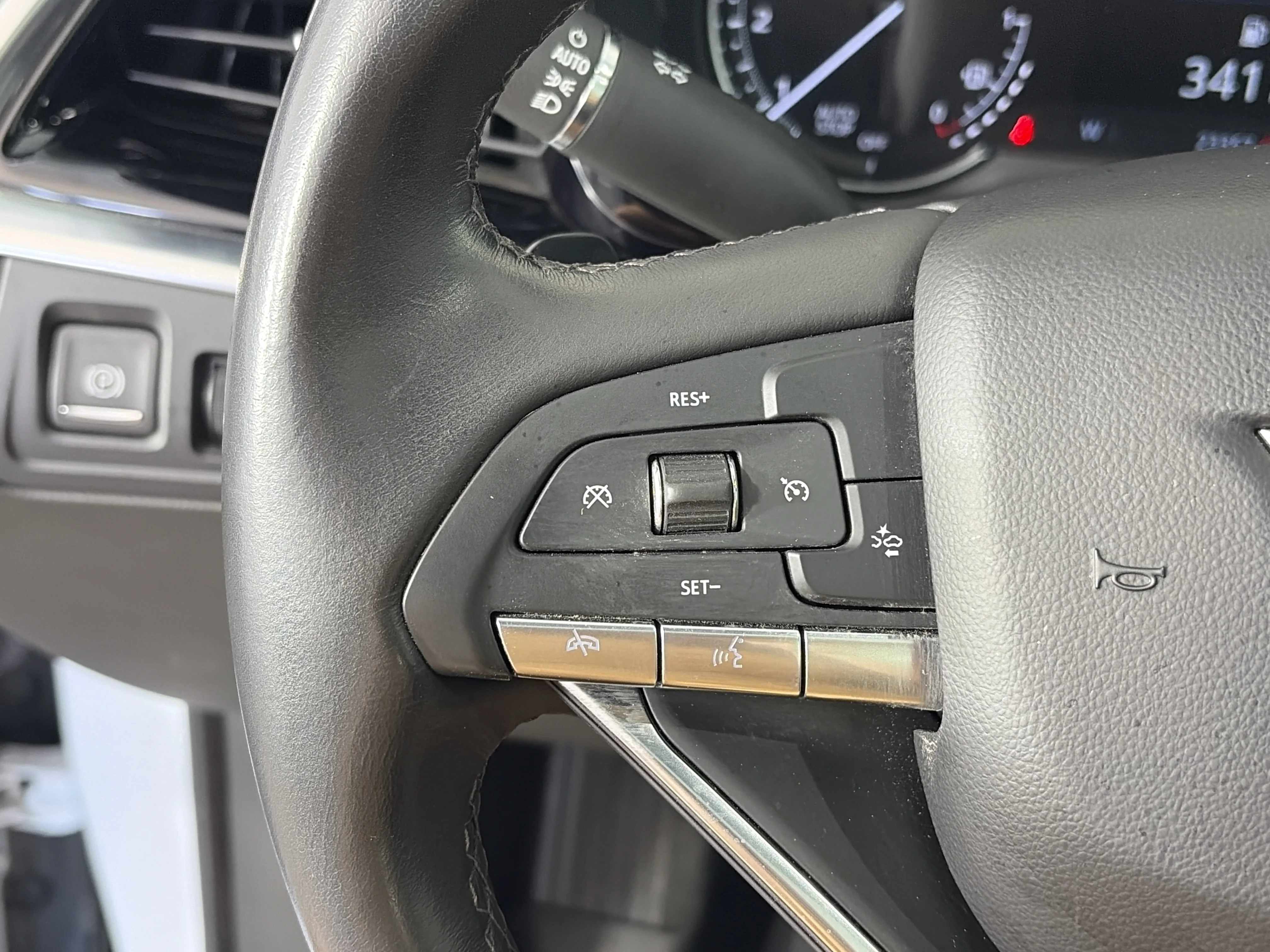 Used 2025 Crystal White Tricoat Cadillac Luxury image 5