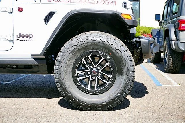 New 2026 Bright White Clear-Coat Exterior Paint Jeep Rubicon X image 7