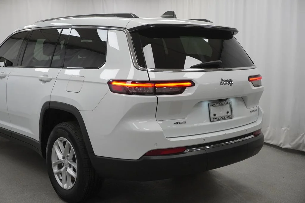 Used 2023 White/off-white Jeep Laredo image 13