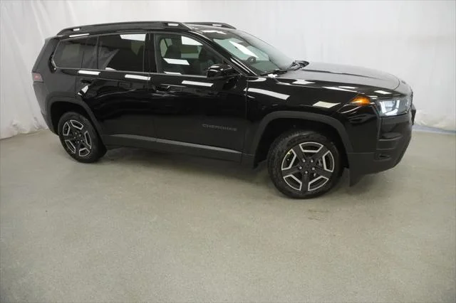 New 2026 Diamond Black Crystal Pearl-Coat Exterior Paint Jeep Limited image 9