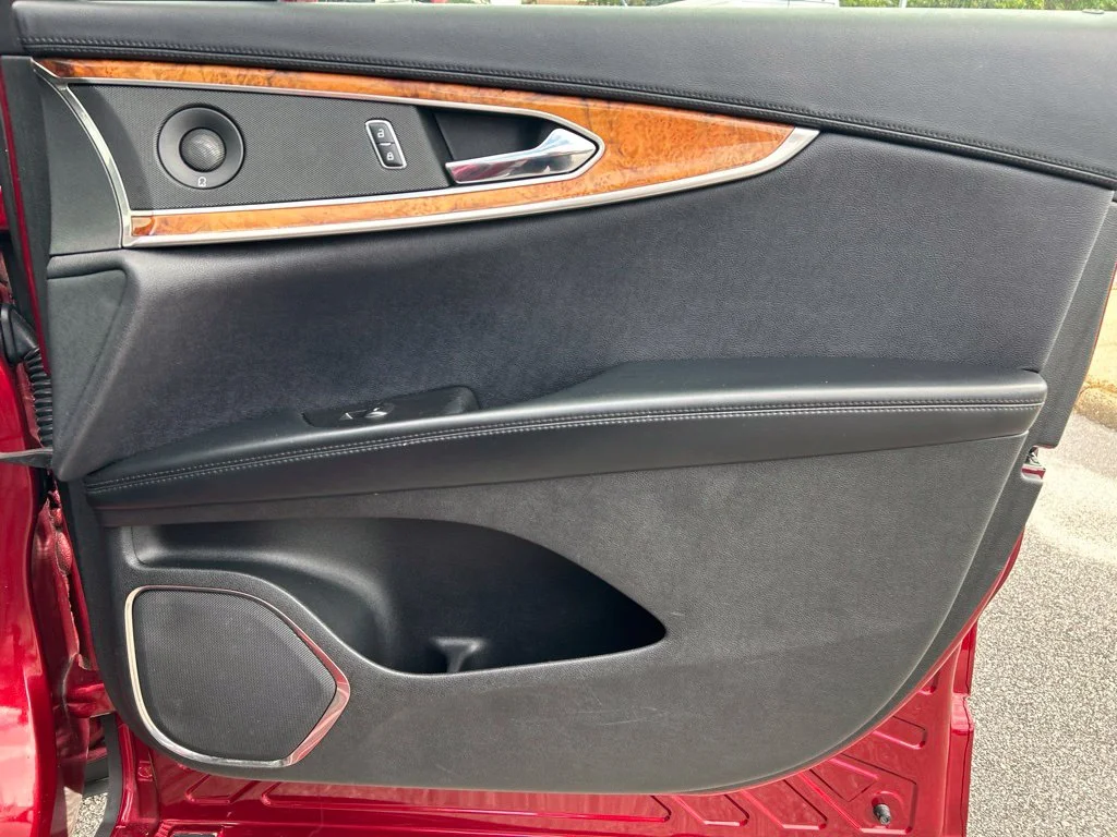 Used 2016 Red Lincoln Select image 32