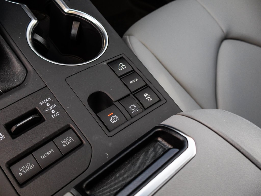 New 2026 Wind Chill Pearl <sup>1</sup> Toyota  XLE image 21