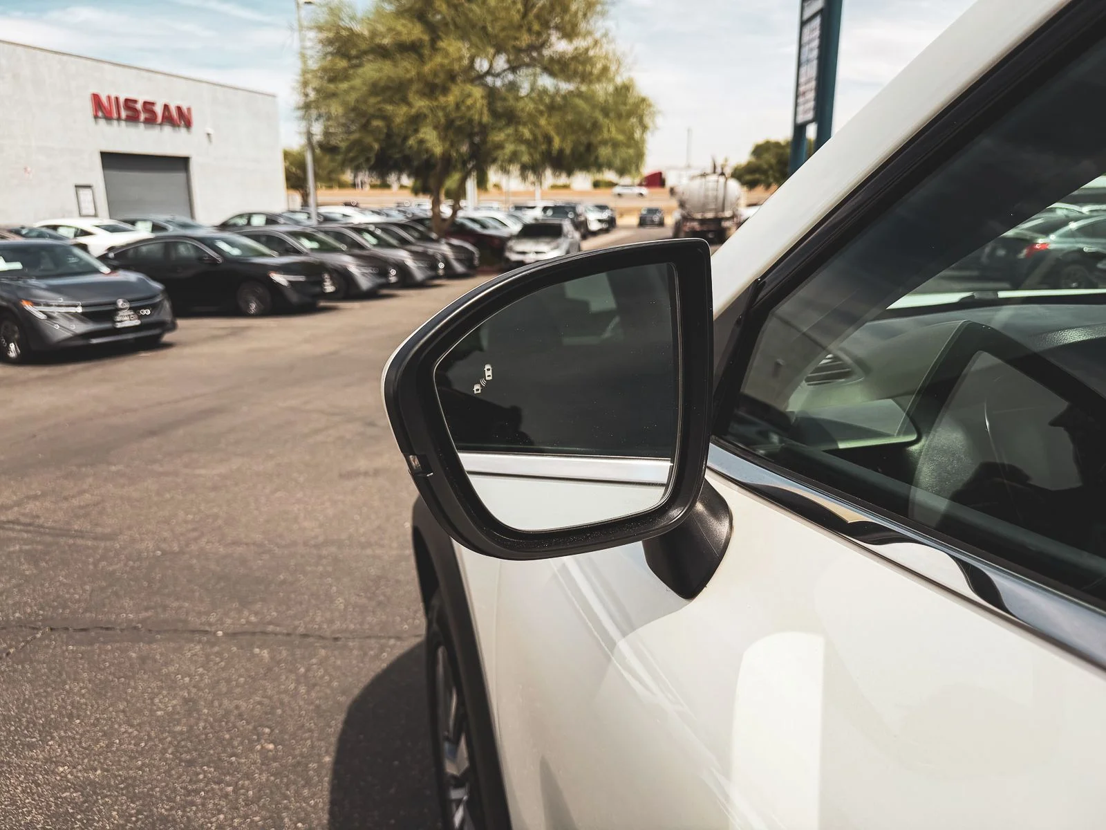 Used 2022 White Nissan SL image 14