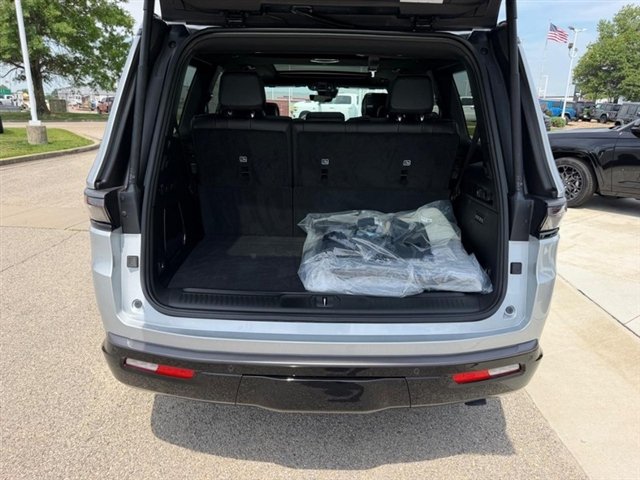 New 2026 Silver-Zynith Exterior Paint Jeep Limited Reserve image 6