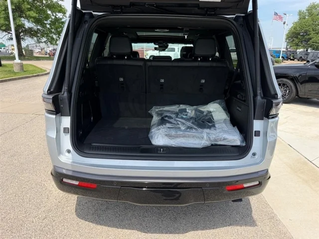 New 2026 Silver-Zynith Exterior Paint Jeep Limited Reserve image 6