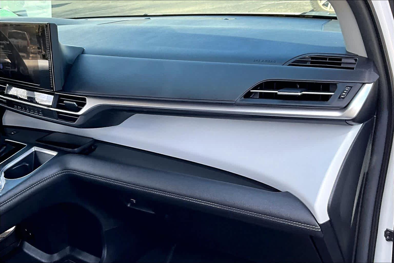 2025 Toyota Sienna LE - Photo 16