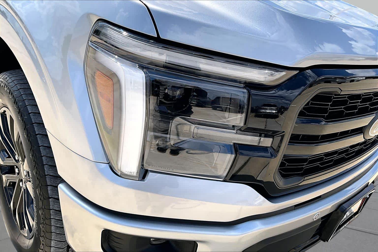 Used 2025 Iconic Silver Metallic Ford LARIAT image 28