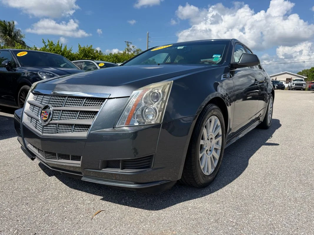Used 2010  Cadillac Luxury image 1