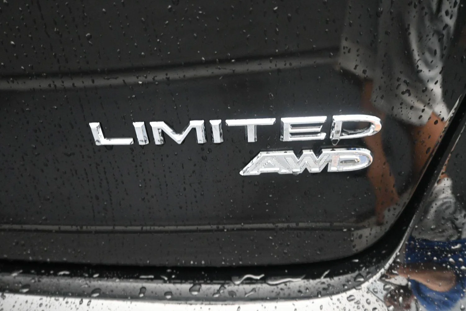 New 2027 Diamond Black Crystal Pearl-Coat Exterior Paint Chrysler Limited image 15