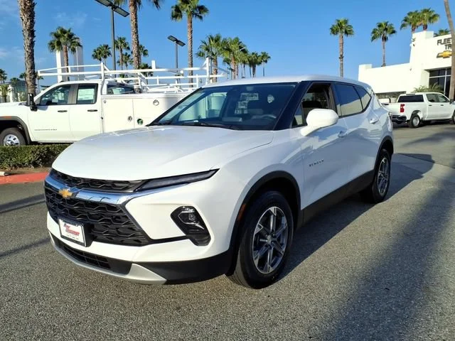 Used 2025 Summit White Chevrolet 2LT image 9