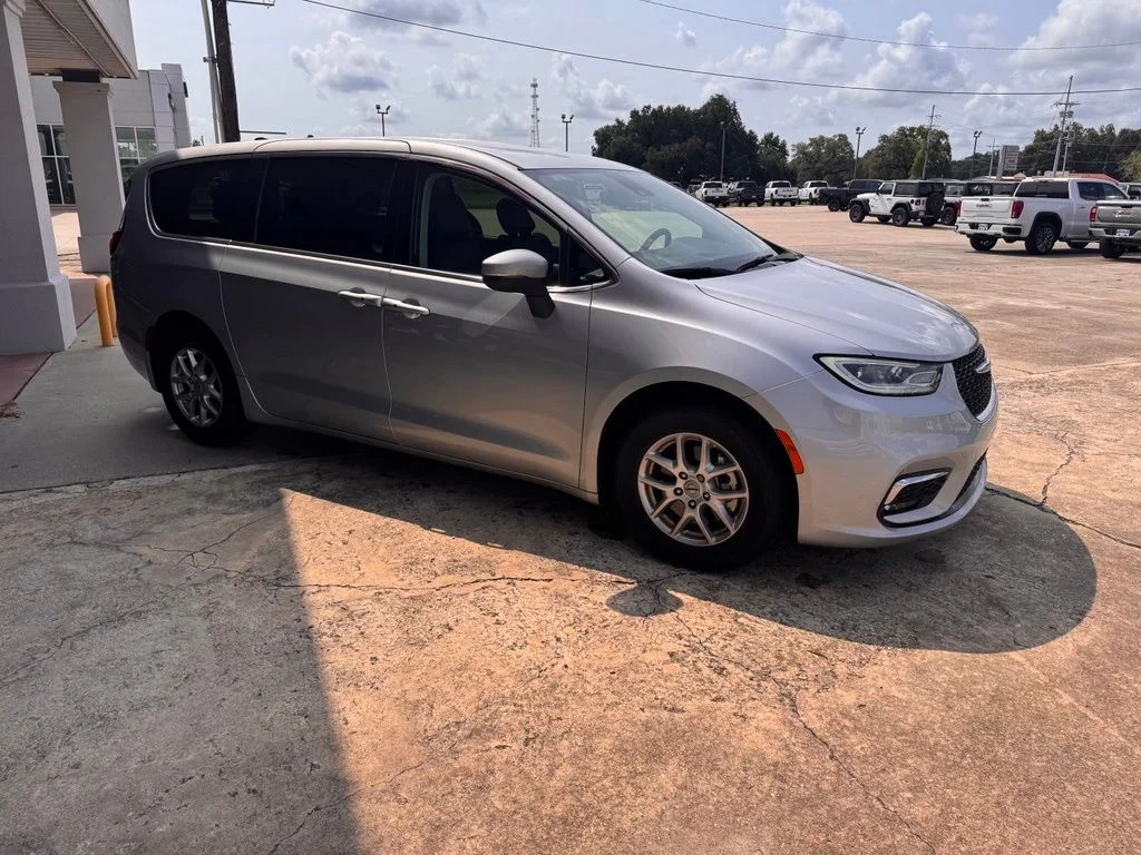 Used 2023 Silver Chrysler Touring L image 10