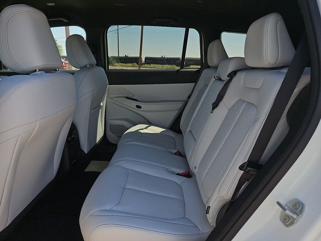 New 2026 Bright White Clear-Coat Exterior Paint Jeep Limited image 11