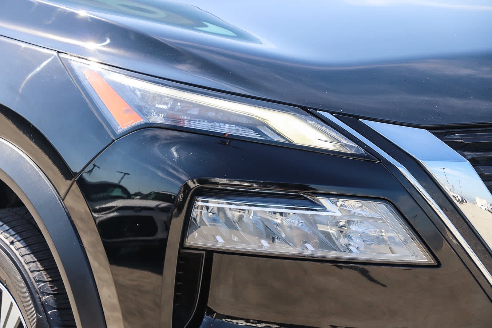 Used 2022 Super Black Nissan SV image 4