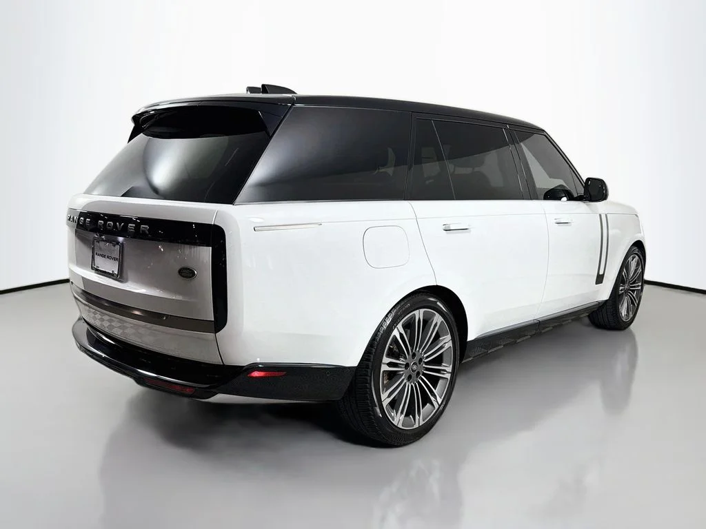 Used 2023 White Land Rover SE image 5