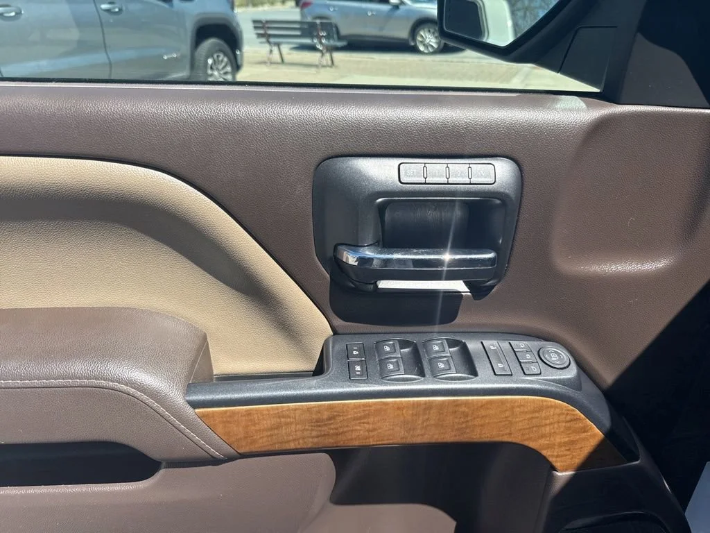 Used 2018 IRIDESCENT PEARL TRICOAT Chevrolet LTZ image 19