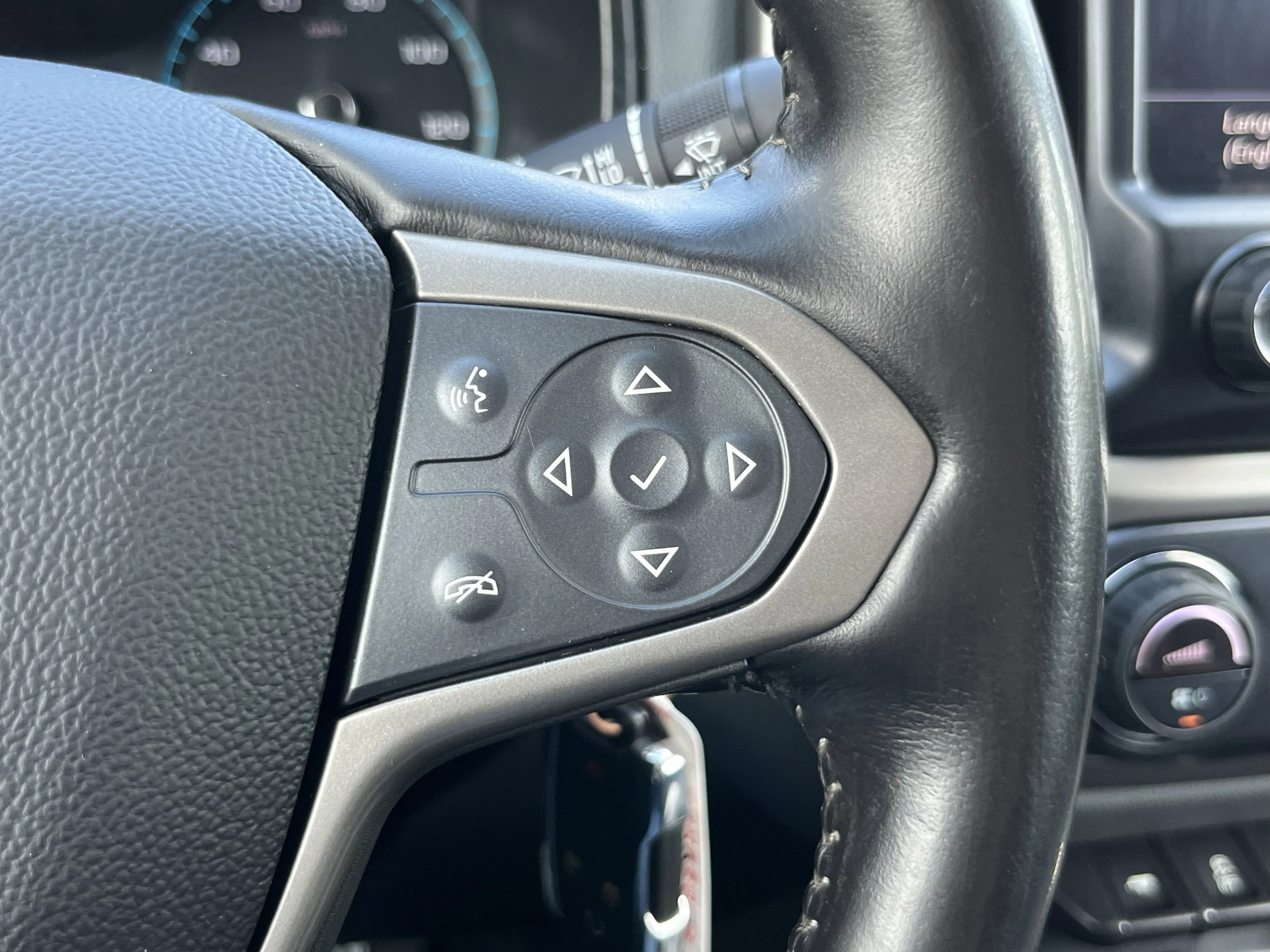 Used 2019 Pacific Blue Metallic Chevrolet Z71 image 25