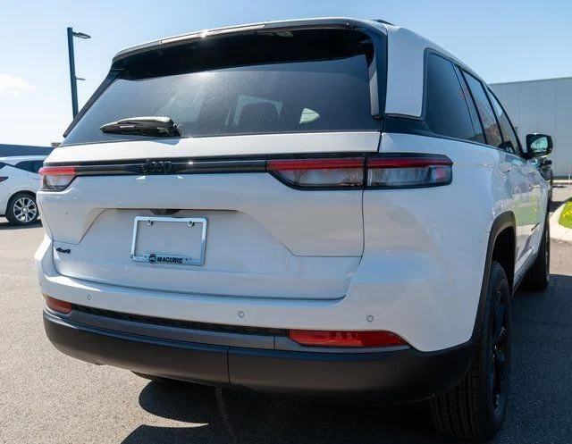 New 2026 Bright White Clear-Coat Exterior Paint Jeep Laredo Altitude image 5