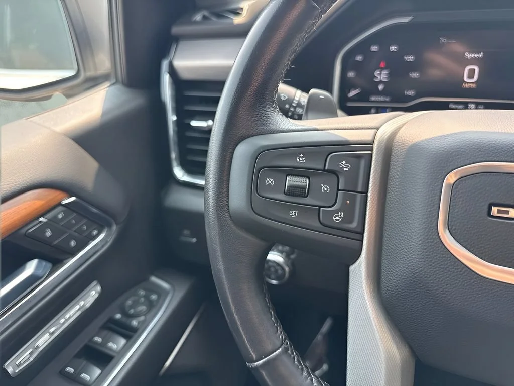 Used 2022 White Frost Tricoat GMC Denali image 17