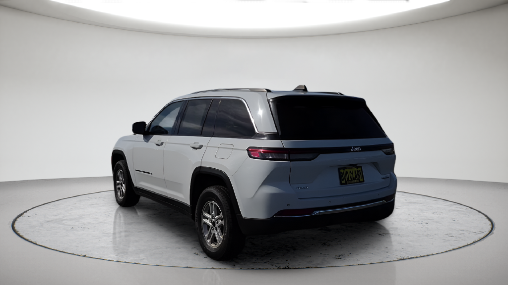 Used 2023 White Jeep Laredo image 9