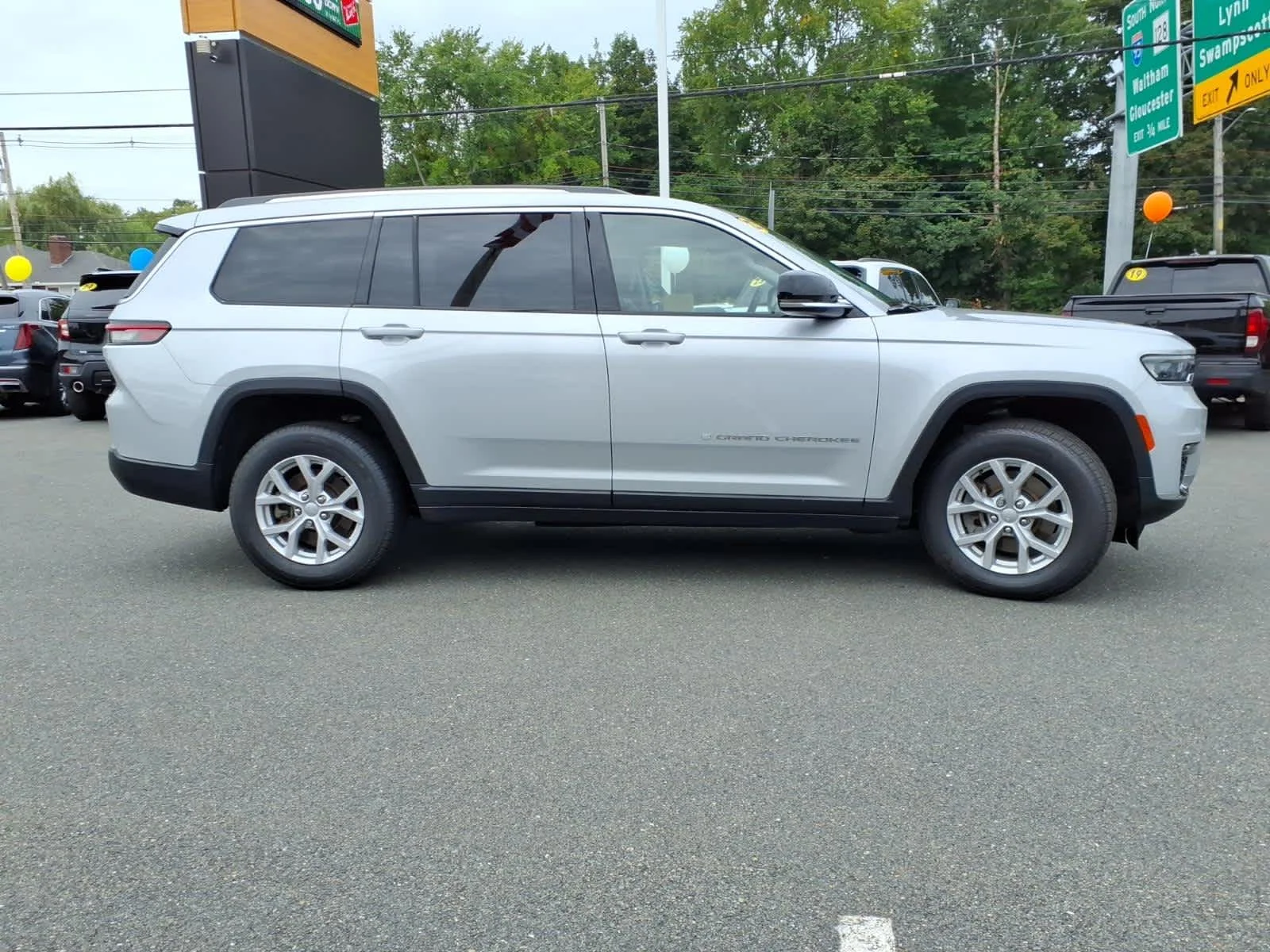 Used 2023 Silver Zynith Jeep Limited image 6