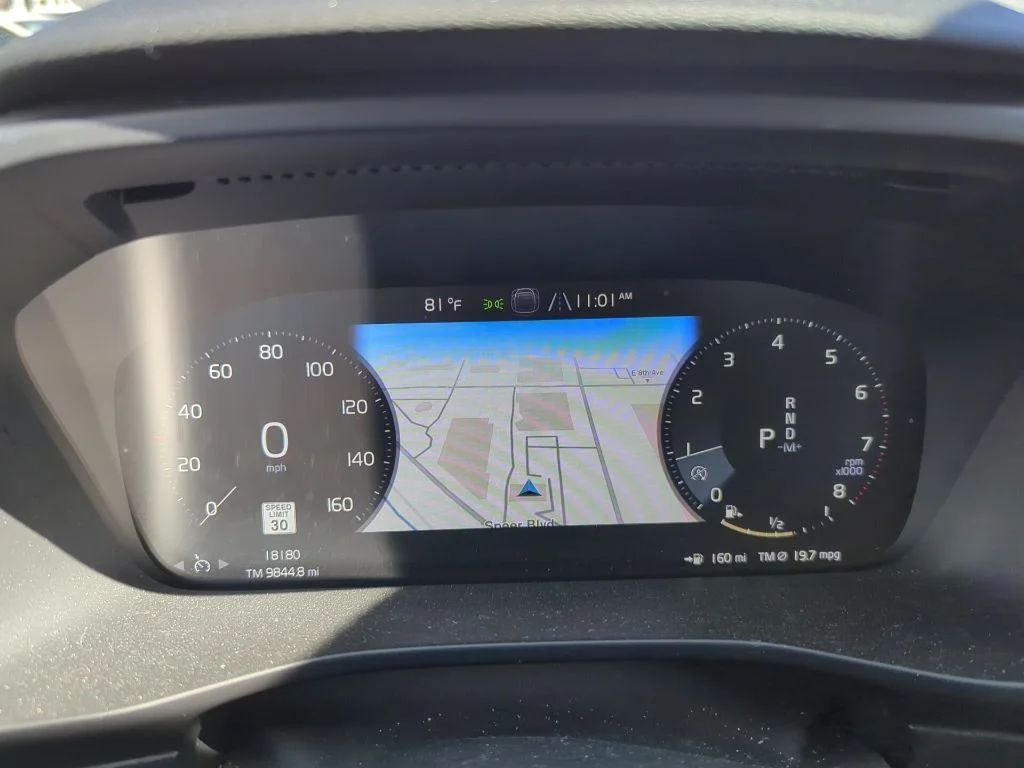 Used 2021 White Volvo Momentum image 12