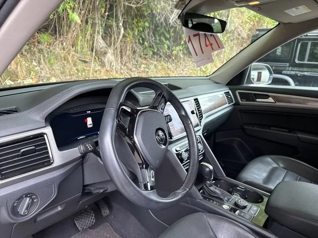 Used 2019 Deep Black Volkswagen SEL Premium image 18