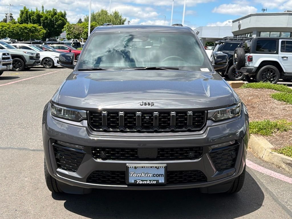 New 2026 Baltic Gray Metallic Clear-Coat Exterior Paint Jeep Limited Reserve image 3