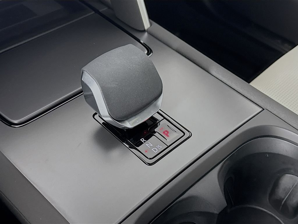 New 2025 Hakuba Silver LAND ROVER Dynamic SE image 18