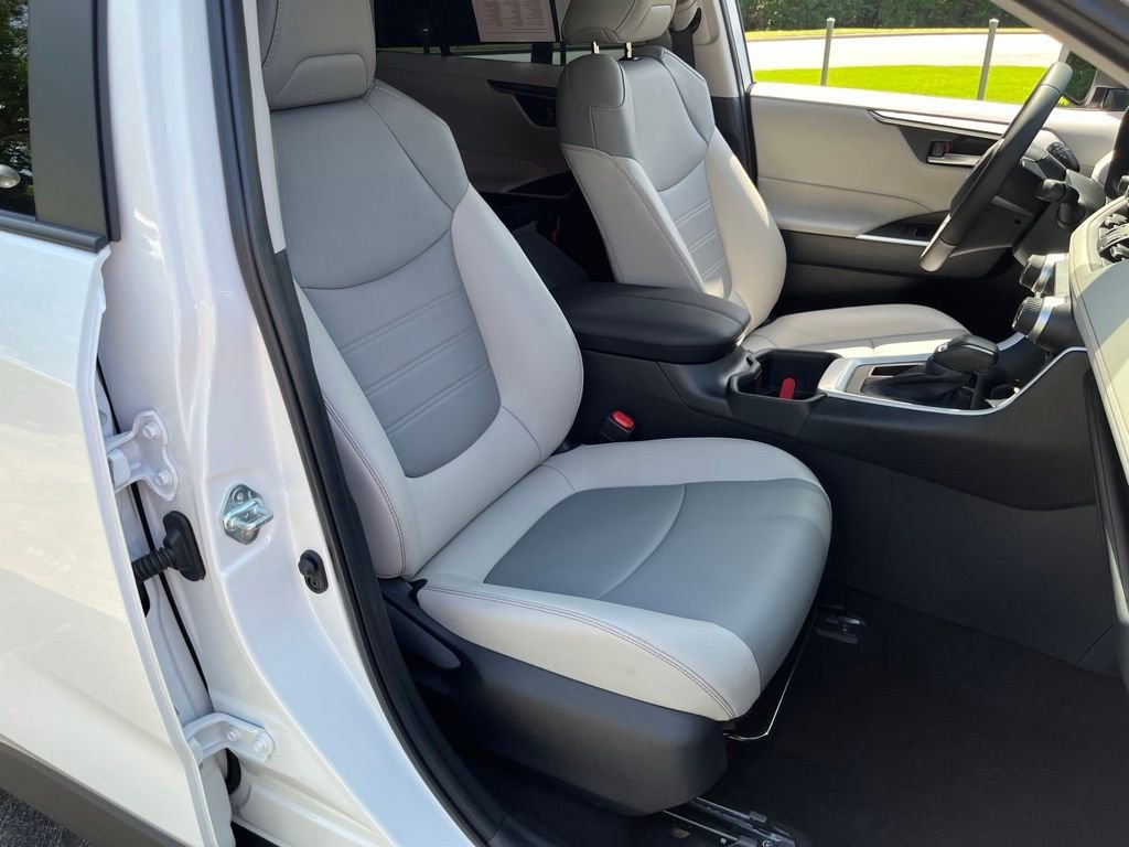 Used 2025 Beige Toyota XLE Premium image 35