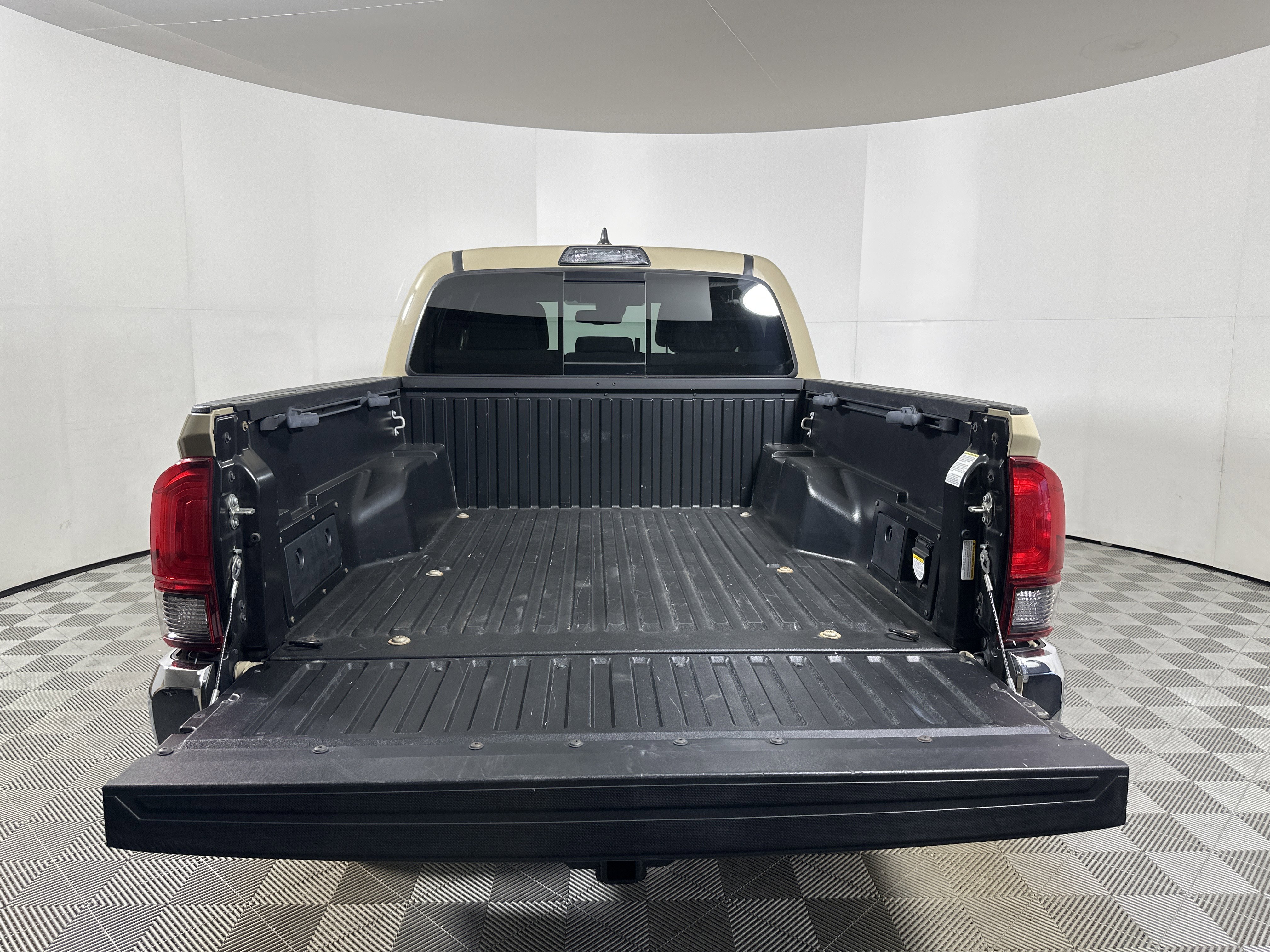 Used 2018  Toyota  image 23