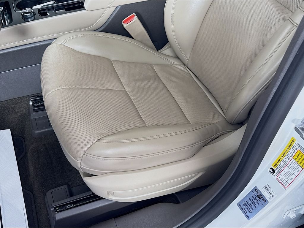 Used 2021 Pristine White Lincoln Reserve image 24