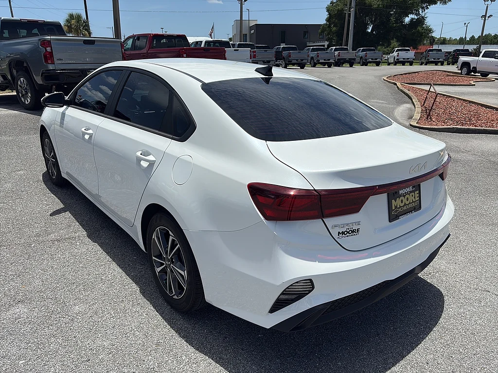Used 2023 Snow White Pearl Kia  image 6