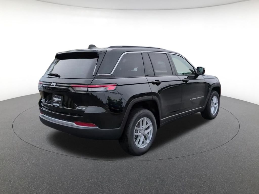 New 2026 Diamond Black Crystal Pearlcoat Jeep Laredo X image 6