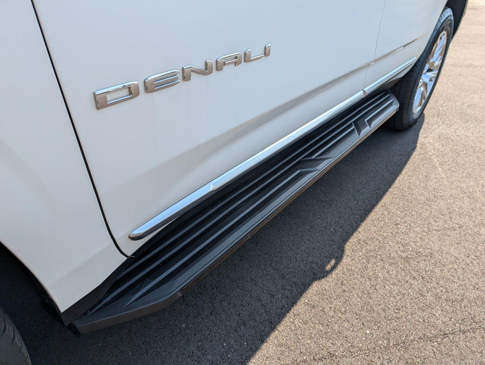 Used 2022 White Frost Tricoat GMC Denali image 11