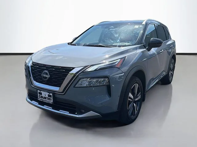 Used 2022 Gray Nissan Platinum image 3