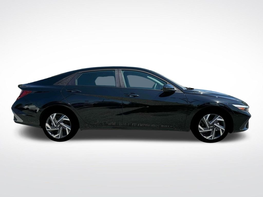 Used 2025 Black Hyundai SEL Sport image 11