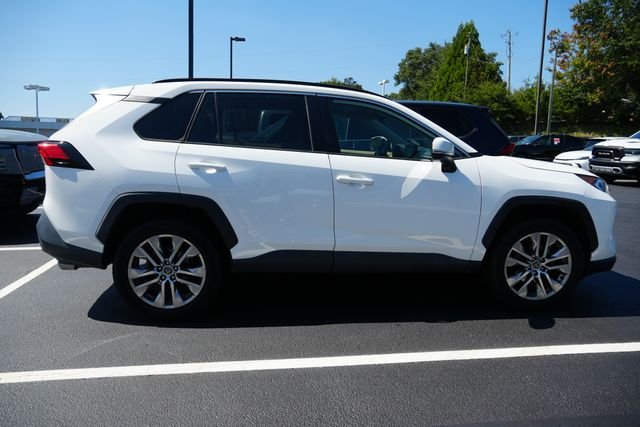 Used 2020 White Toyota XLE Premium image 15