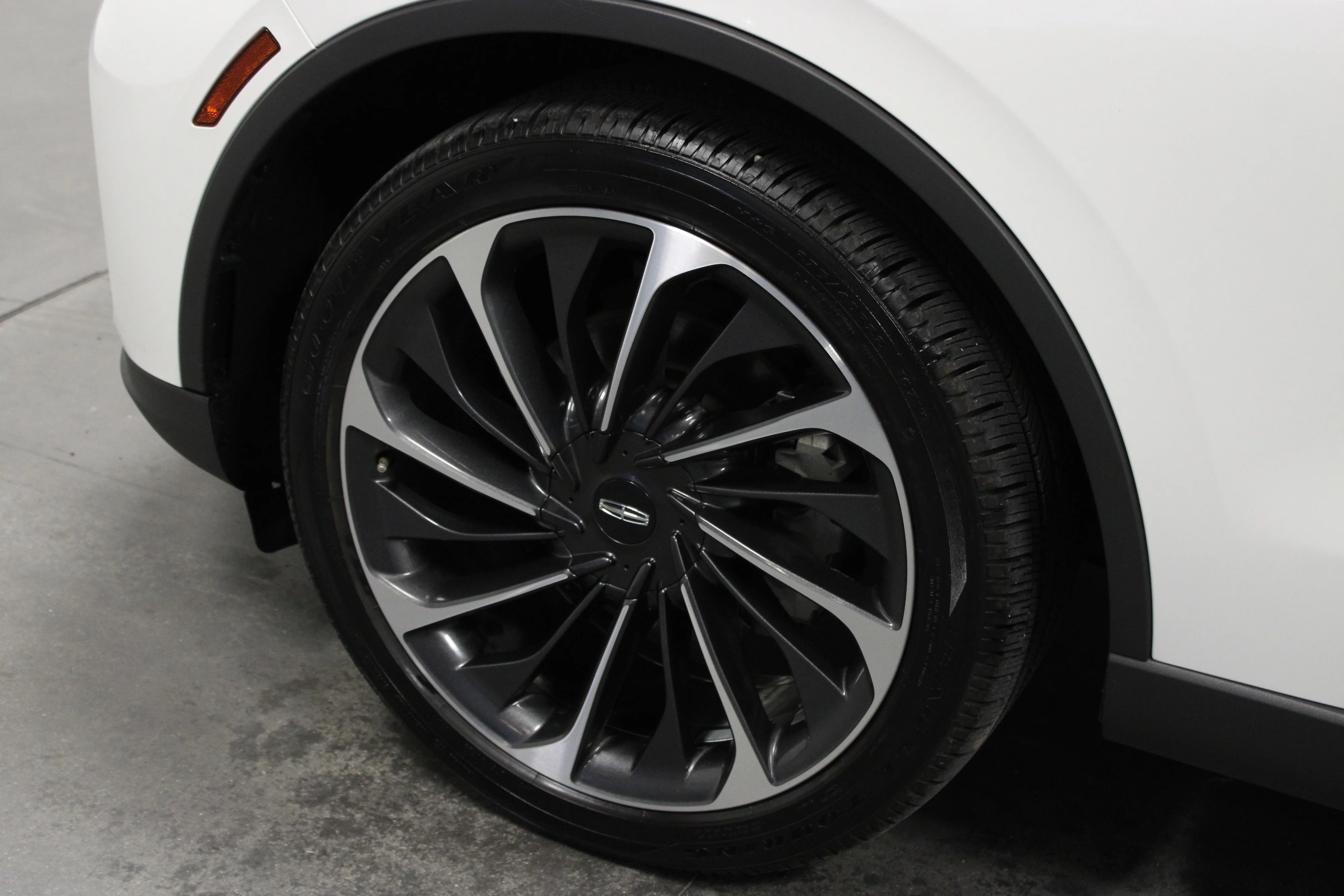 Used 2025 White Metallic Lincoln Reserve image 10