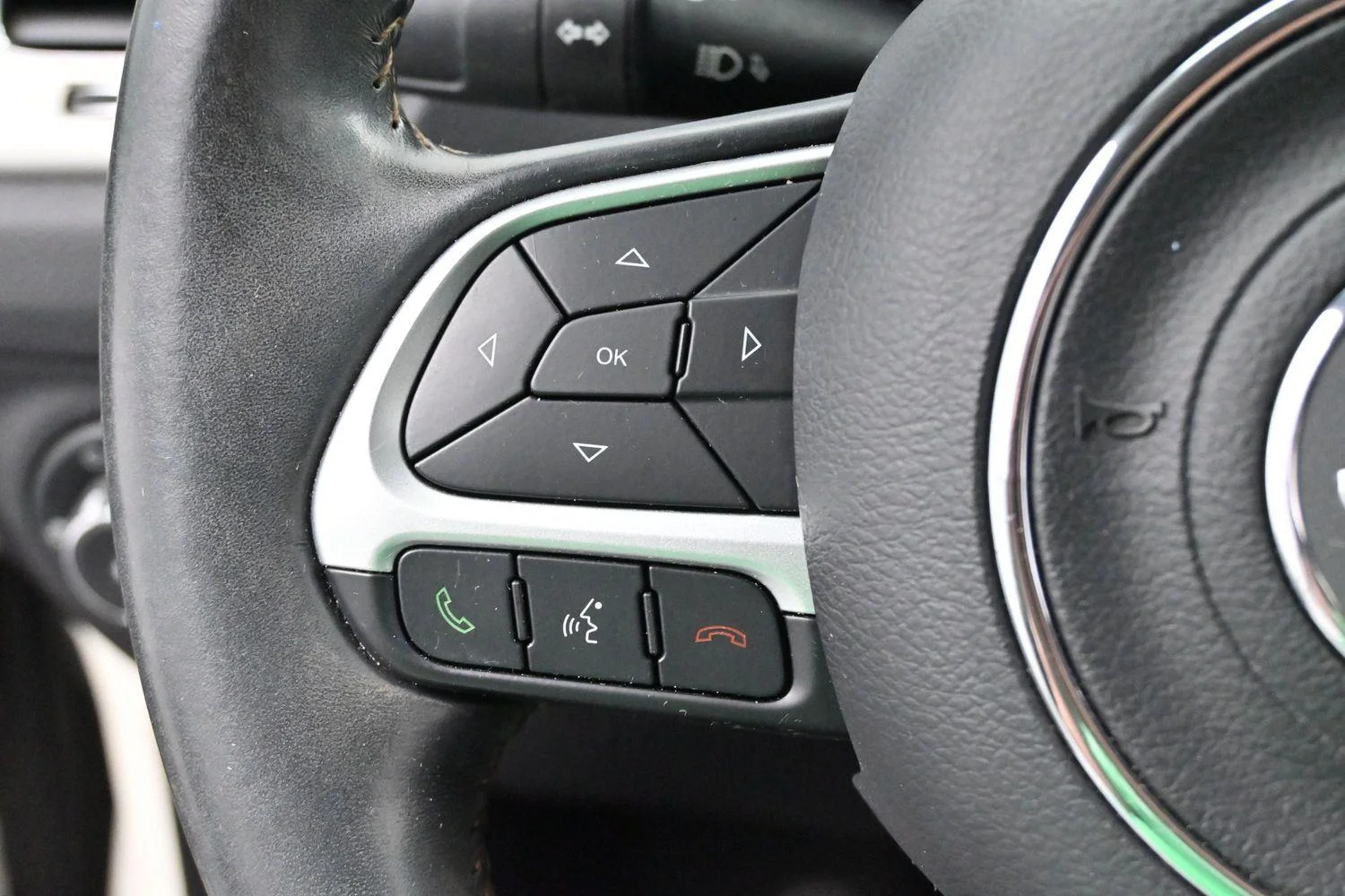 Used 2019 White Clearcoat Jeep Latitude image 16